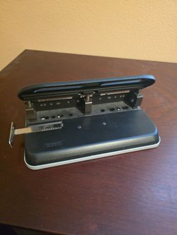 Acco adjustable paper hole punch