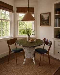 Table with 2 chairs
