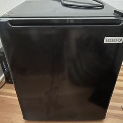 IGLOO Compact Fridge w/Freezer