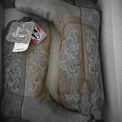 Justin ladies boots.