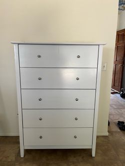 Dresser. (White).