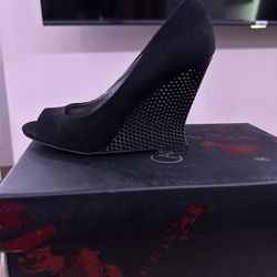 Used Carlos Santana Wedge Heel (Size 6.5)
