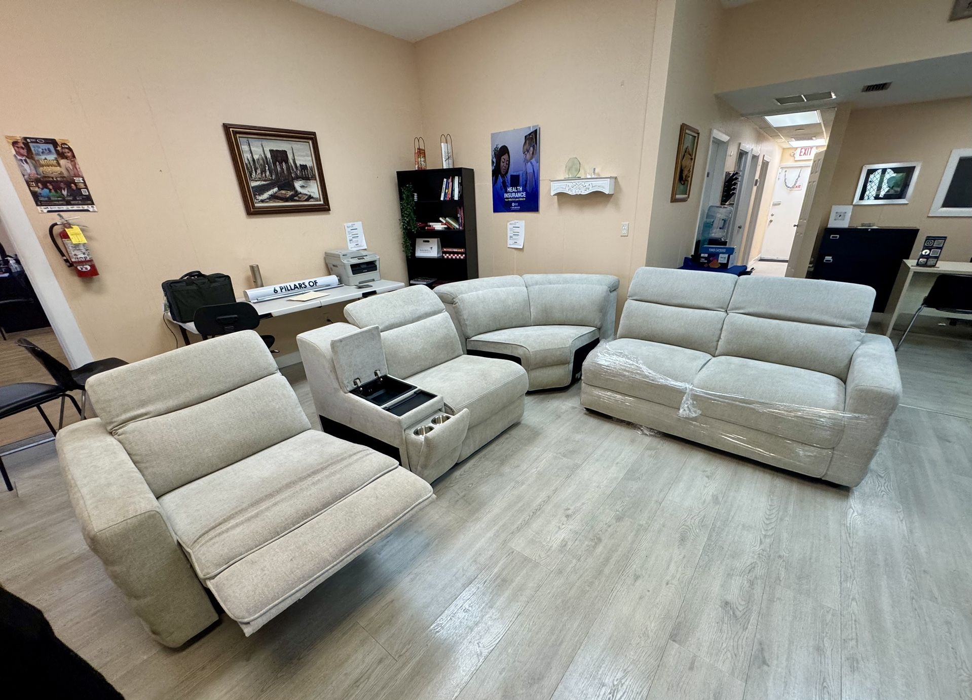 Modern 6-Piece Power Reclining Sectional Sofa – USB Ports, Cup Holders, Storage – Like New