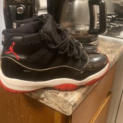 Jordan 11 Retro “Bred   Size 8