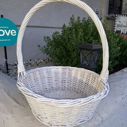 White Wicker Basket w/Handle