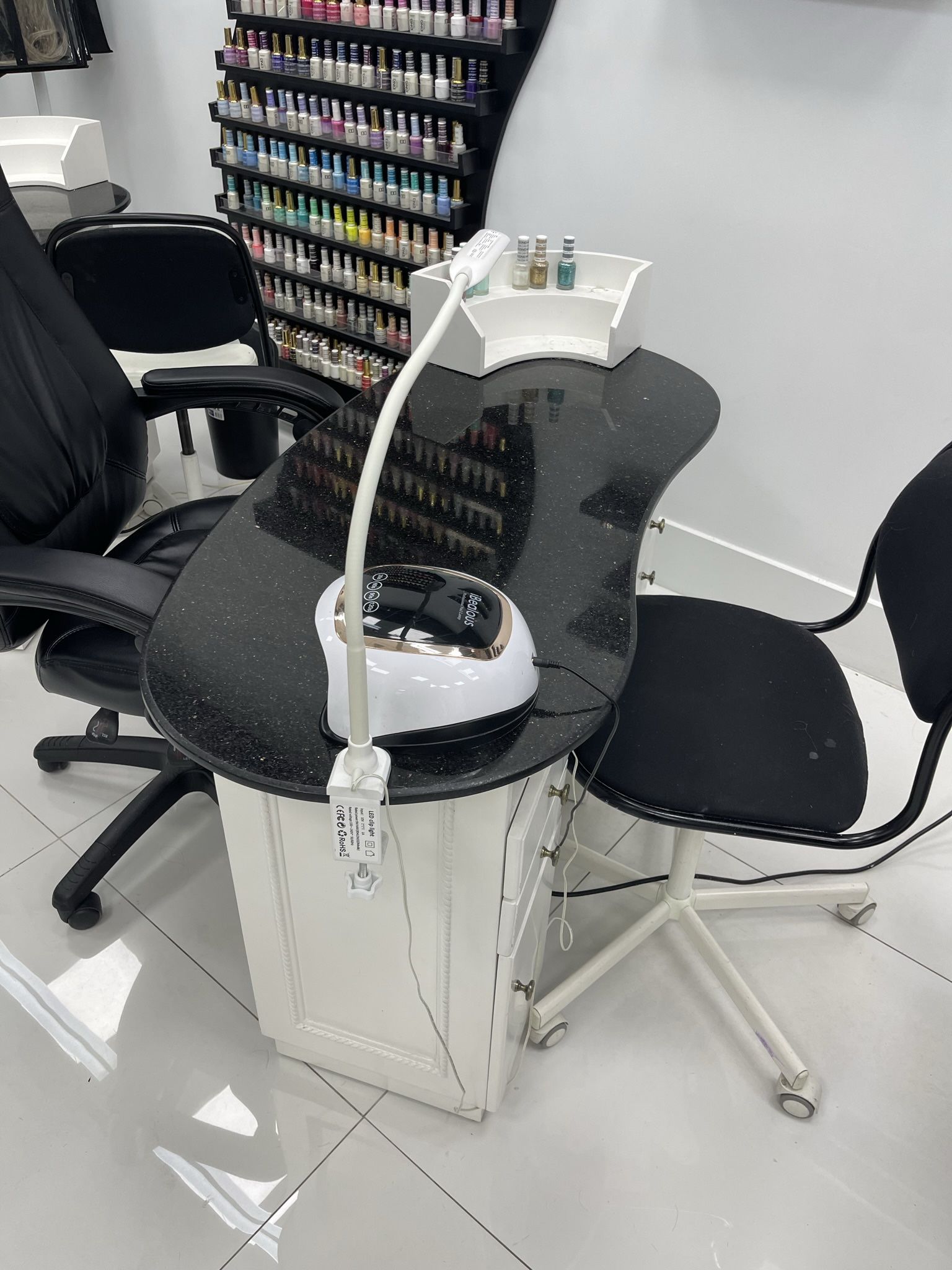 Se Renta Estación De Manicurista