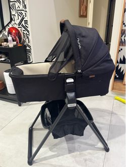 Nuna bassinet with stand