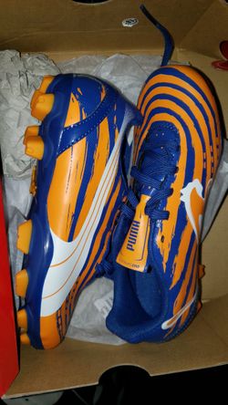 Kids soccer cleats size 1