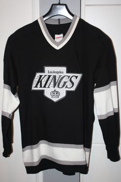 Los Angeles Kings sweater in a large.  100% cotton.  Made in Canada