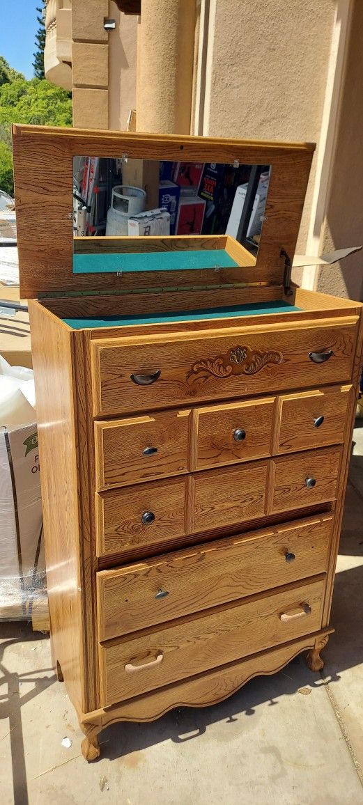 5 drawer dresser with mirror $45