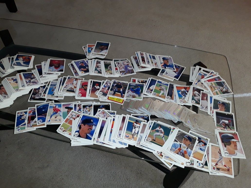 Lo1 box of baseball cards & stickers