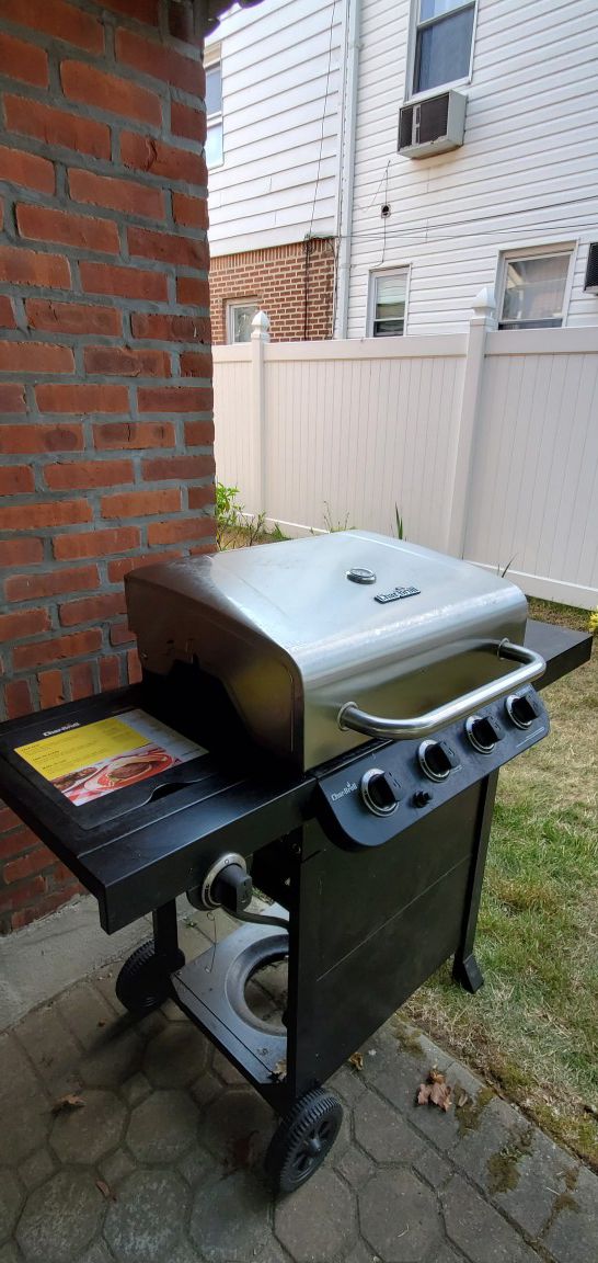 Charbroil bbq propane gas grill 5 burners, side stove w/wheels. Propane gas grill...