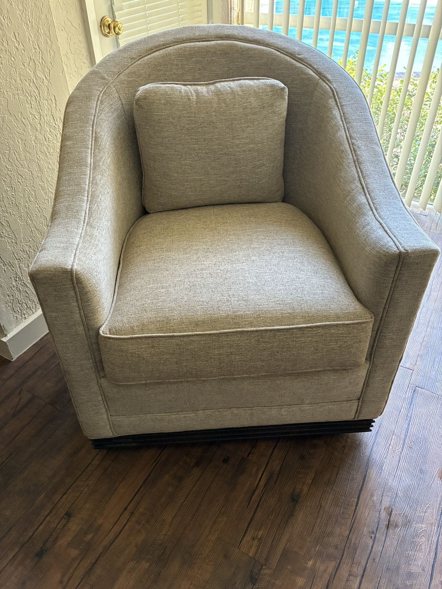 Swivel Club Chair
