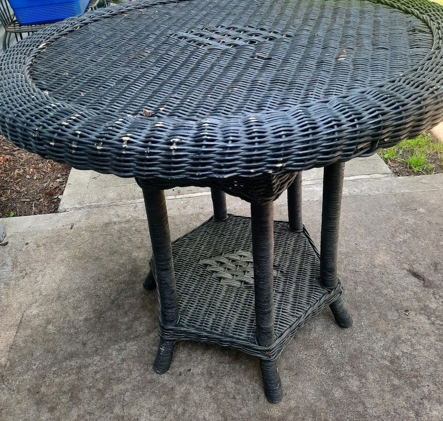Round Patio Table