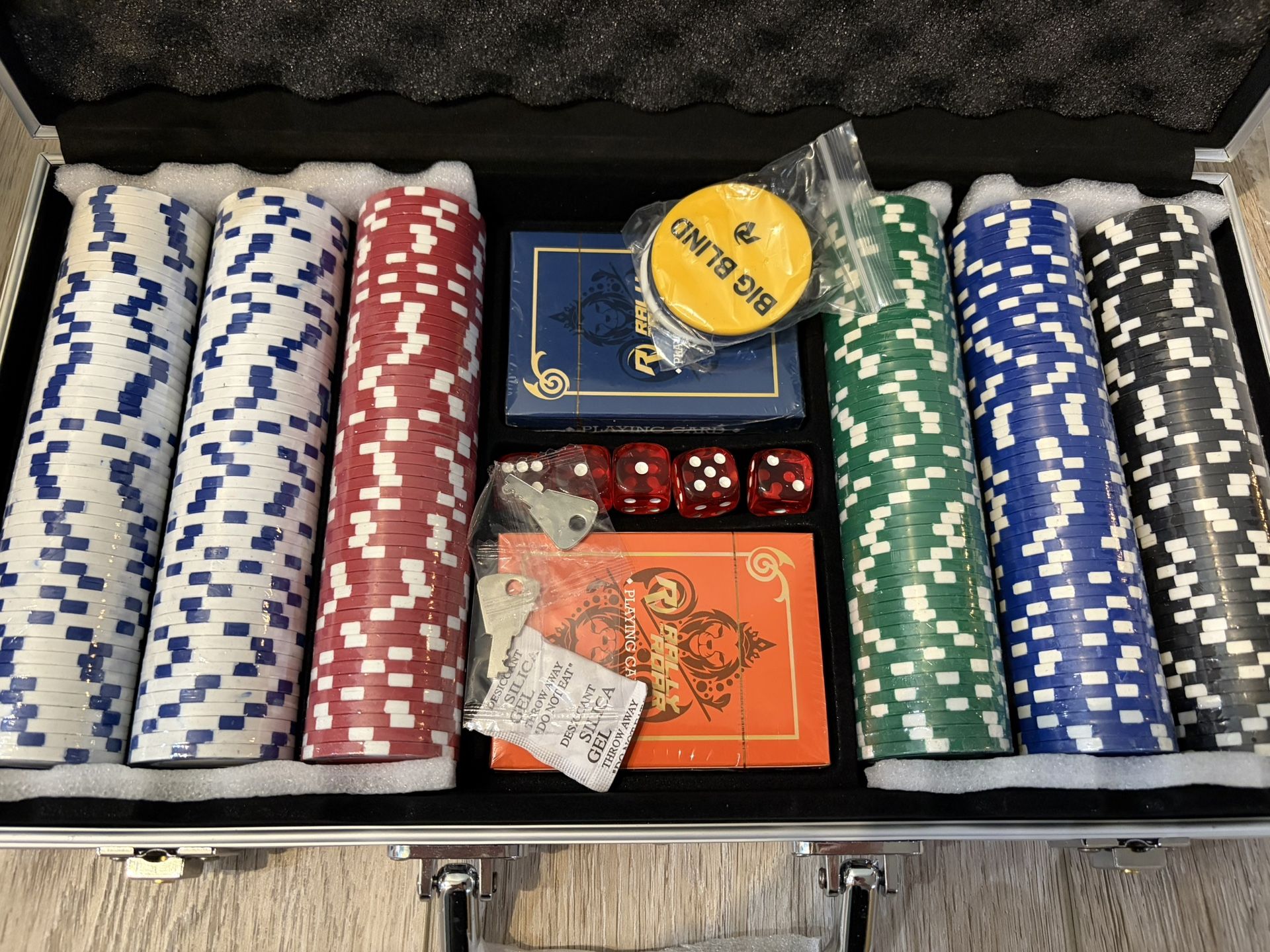 Professional Poker Set, 300 Chips, w/ Hard Case, 2 Card Decks, 5 Dice, 3 Buttons New