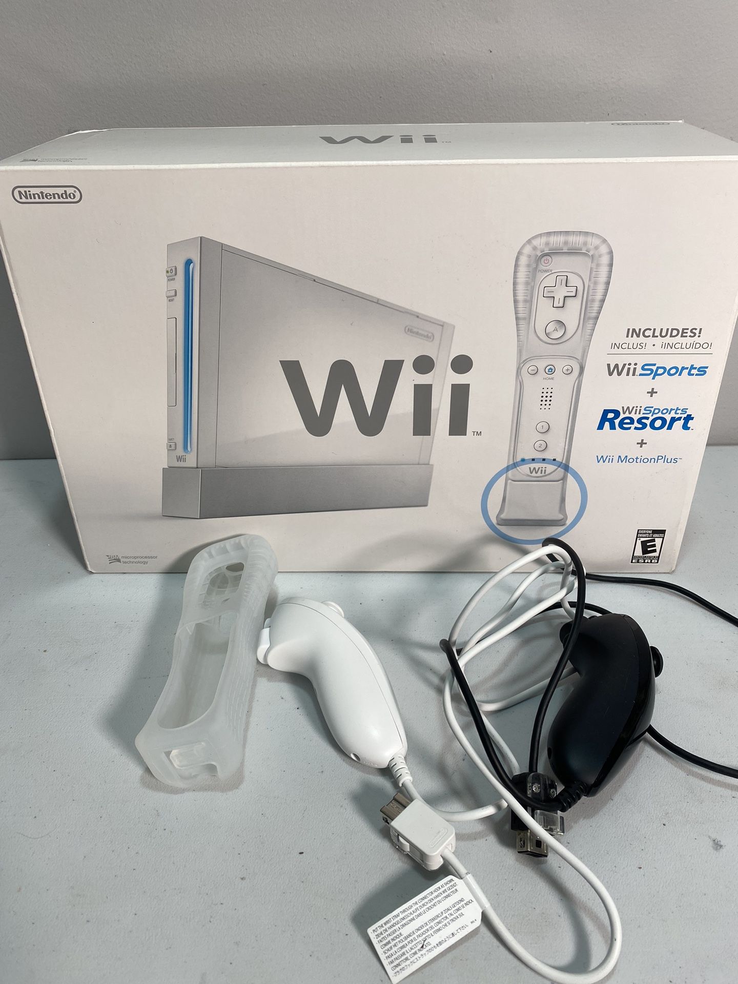 Nintendo Wii Game Console Nunchucks Remotes