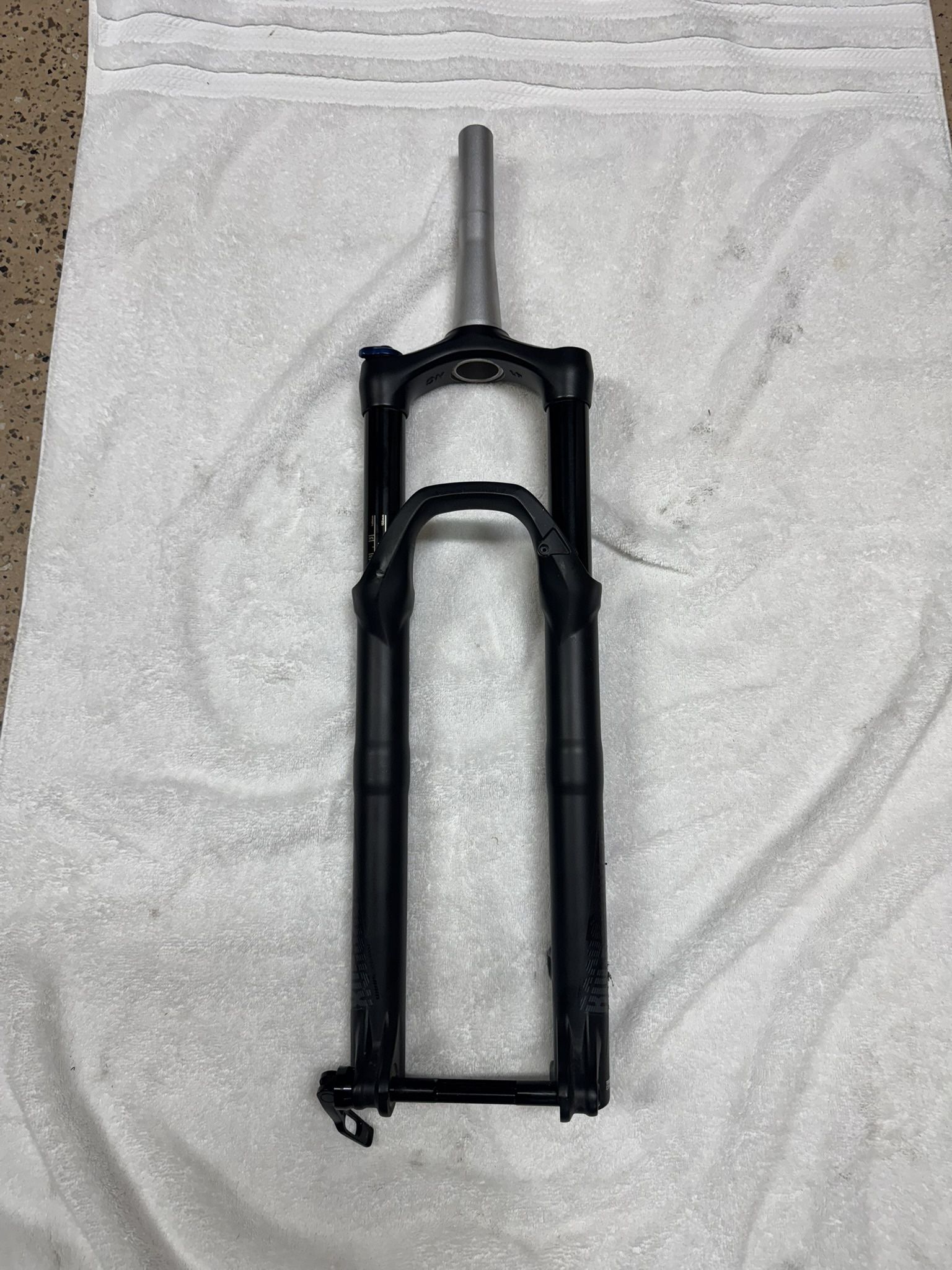 Rockshox Solo Air RL 130mm boost Fork. Fits both 29in and 27.5 MTB. It was on my wife’s Trek bike so it was hardly used. Just cosmetic scratches