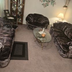 Classic Living Room Set (Or Best Offer(OBO))