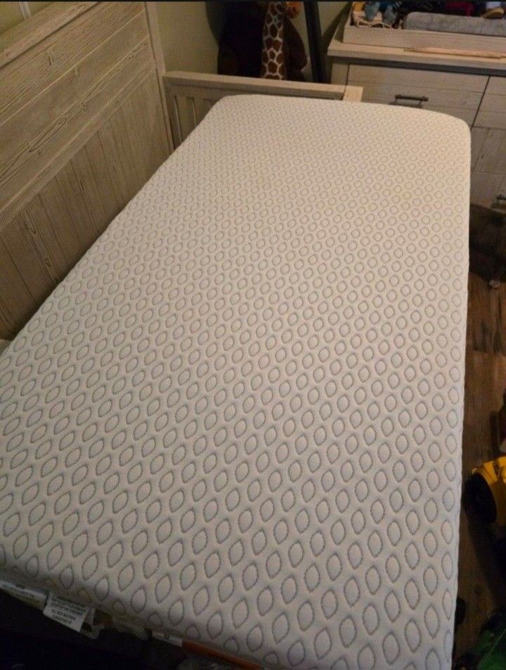 Baby Crib With Mattress!! Like New 