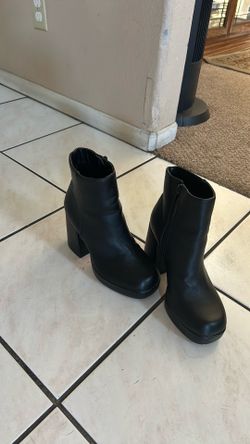 Woman black platform boots