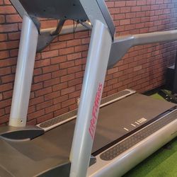 Life Fitness Treadmill 