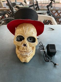 Halloween Lighted Skull. L@@K!