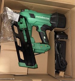 Metabo HPT 16 -Gauge 1-in Wide crown Construction Pneumatic Stapler