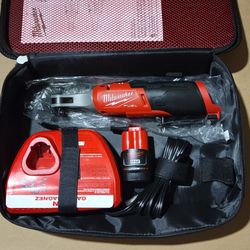 Milwaukee

M12 FUEL 12V Lithium-Ion Brushless Cordless High Speed 3/8 in. Ratchet Kit with One Battery, Charger and Bag

