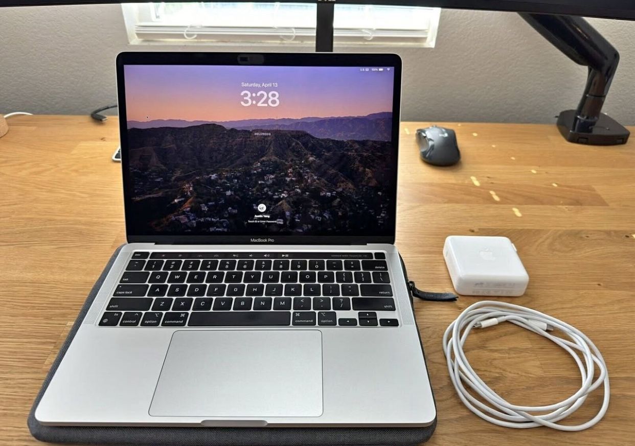 M2 MacBook Pro 13’ Silver 8gb Ram 256gb SSD