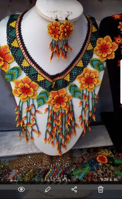hola tengo vestidos artesanales echos a mano y blusas y guaraches artesanales de frida y