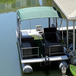 Pontoon Boat with Newer Mercury 6hp Motor 