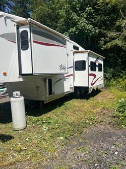 2006 Forest River Cardinal 5th Wheel