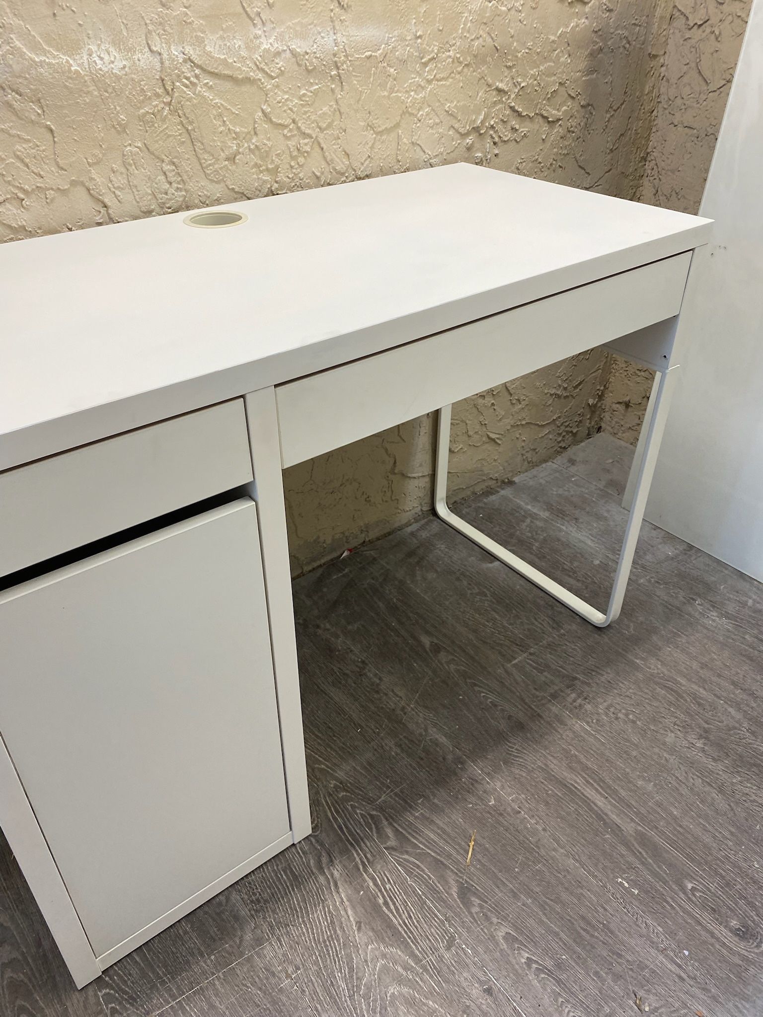 White Desk With Storage Local Delivery Available for a Fee See My Other Items 😀