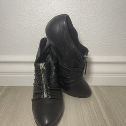 $795 Giuseppe Zanotti Leather Ankle Boots Heels