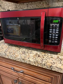 Microondas rojo, usado un par de veces trabaja perfecto, excelente condición