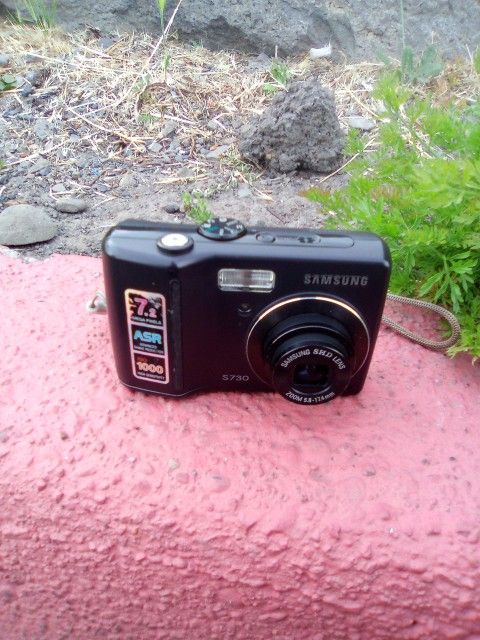 Samsung Digimax S730 7.2 MP Digital Camera - Black **Pending**