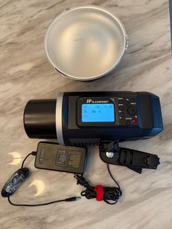 Flashpoint XPLOR 600 TTL w/case, AC adapt. R2, shoulder bag, charger & acc.