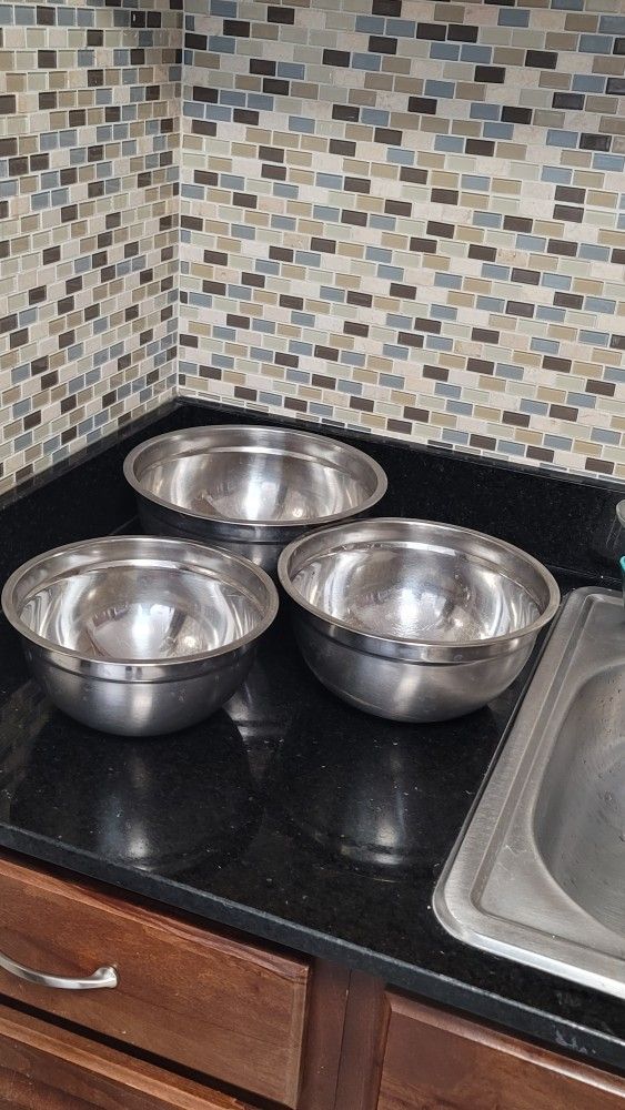3 STAINLESS STEEL MIXING BOWLS $25