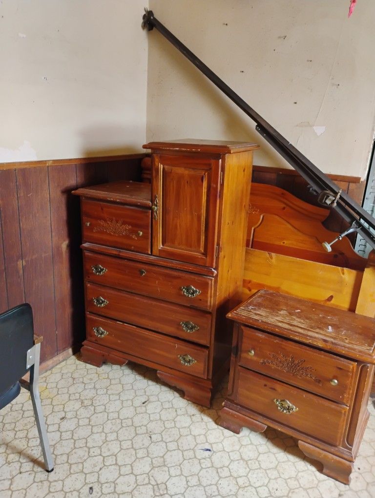 3 PC Oak Bedroom Set With Mirror