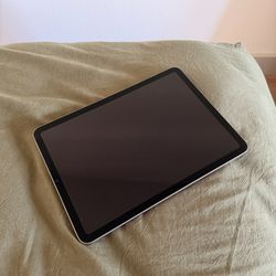 iPad Air 5th Generation and Apple Pencil (LIKE NEW) 