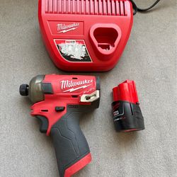 M12 fuel surge 1/4” hex impact with battery and charger Milwaukee