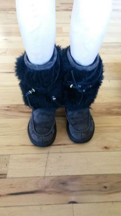 Brown ugg boots with black fur