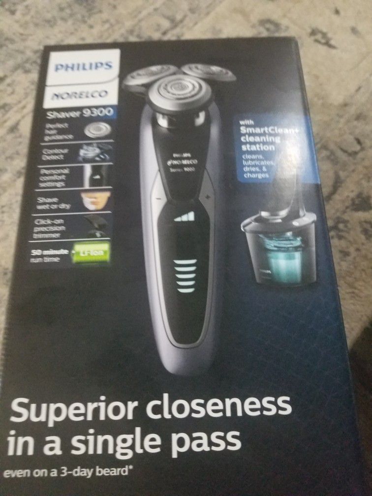 Philips Norelco - 9300 Clean & Charge Wet/Dry Electric Shaver - Black/Silver

