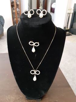 4 Piece Jewelry Set Like New