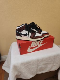 jordan's boys size 5 exellent conditon