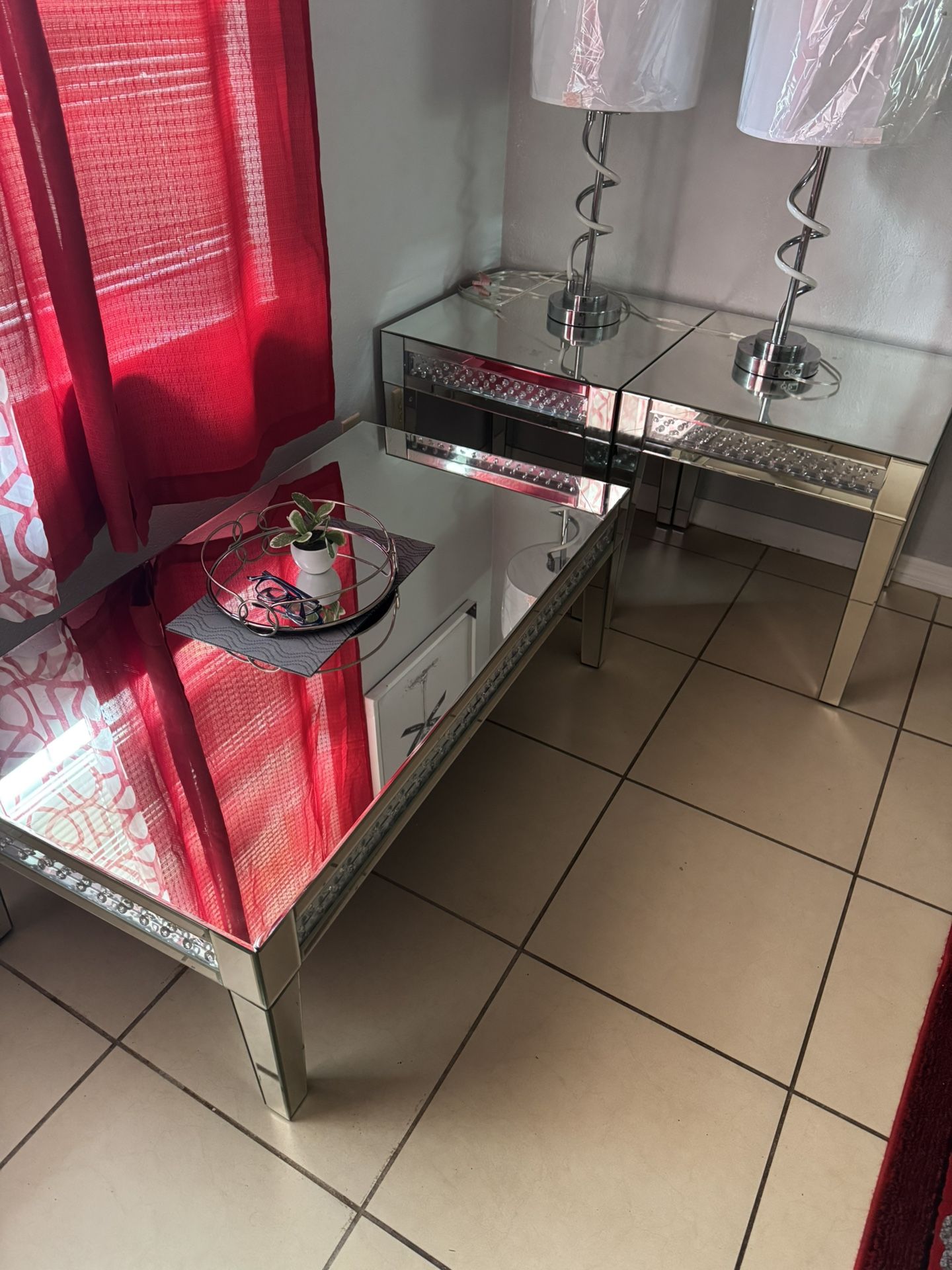 Beautiful Mirror Coffee Tables Whit The Ends