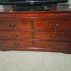 Dresser w/ 2 night stands