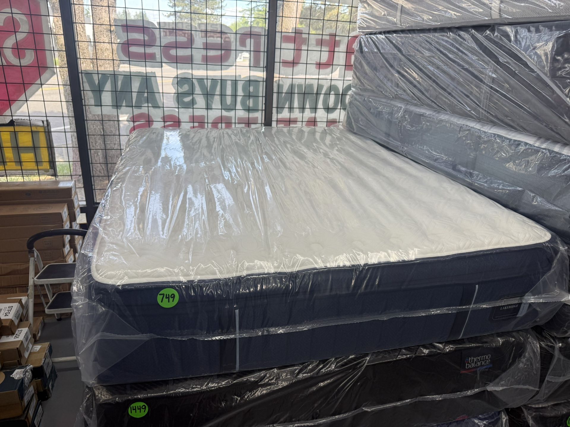 QUEEN SIZE STEARNS & FOSTER PILLOW TOP MATTRESS & BOX SPRING BED SET