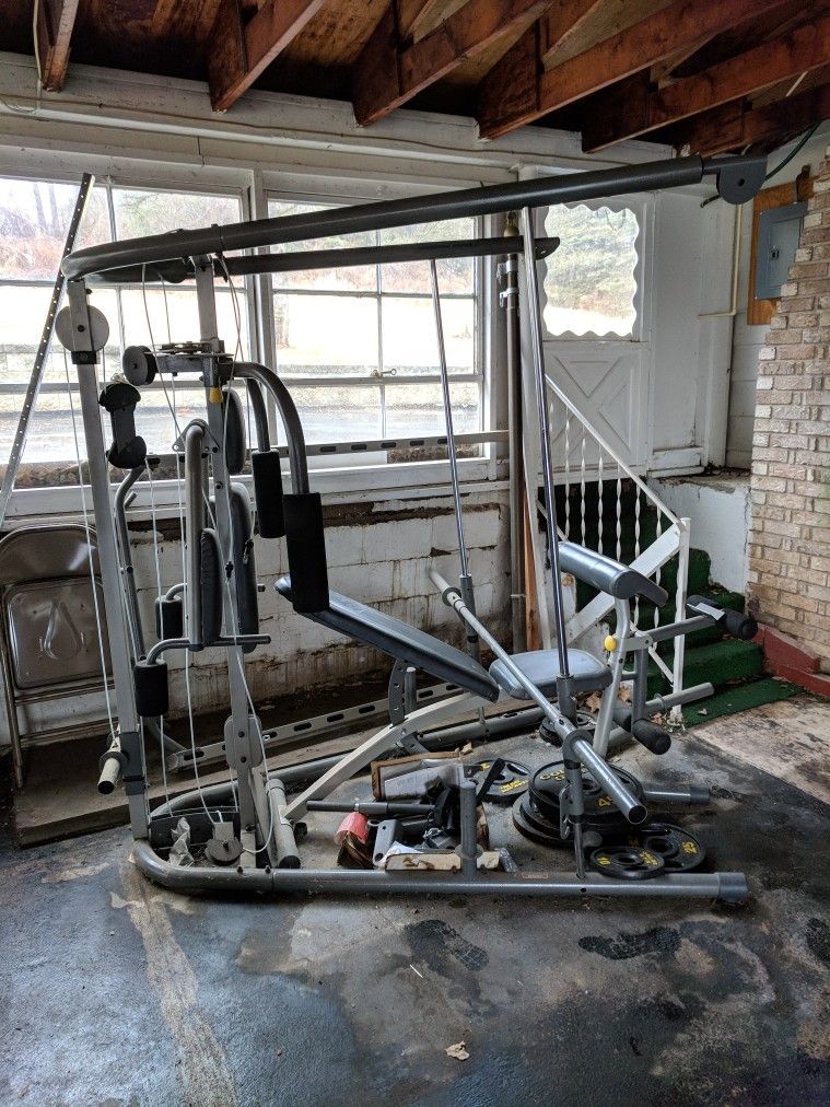 C700 Weider Smith Machine with olympic plates and weight bench.