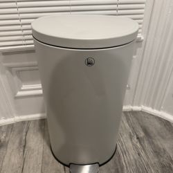 Medium Trash Can 